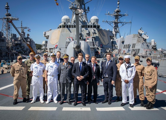 Minister of Defence of Finland Antti Häkkänen visits commads at Fleet Activities Yokosuka.