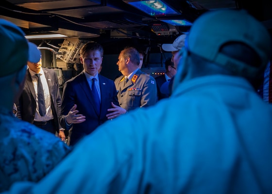 Minister of Defence of Finland Antti Häkkänen visits commads at Fleet Activities Yokosuka.